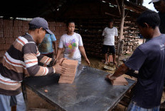Genteng Jadi Perbincangan, Aktivitas Perajin di Sukajadi Tetap Padat