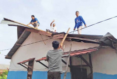 Warga yang Terdampak Angin Puting Beliung Terpaksa Mengungsi 