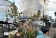 Kobaran Api Muncul di Tengah Pemukiman, Bikin Panik Warga