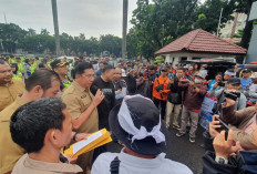 Aksi Massa Mendesak Perbaikan Jalan Lettu Karim Kadir yang Amblas di Palembang