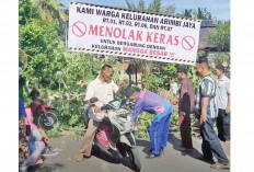 Tolak Gabung ke Kelurahan Mangga Besar, Warga Arimbi Jaya Blokir Jalan