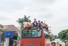 Dibiarkan Menantang Bahaya, Pelajar SMPN 1 Jejawi Duduk di Atap Bus