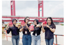 Bagi Brosur Tarik Minat Pengunjung, Tawarkan Gala Dinner Imlek Rp299 Ribu 