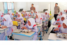 SPPG Polres Empat Lawang Bantu Siapkan Generasi Unggul, Security Food Pastikan MBG Aman dan Higienis (6)