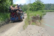 Jalan Utama Desa Sugihwaras Nyaris Putus