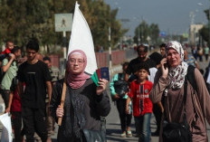 Ribuan Warga Palestina Kibarkan Bendera Putih, Mengungsi dari Gaza Utara ke Selatan