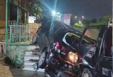 Agya Dihantam Pick Up, Tersangkut di Atas Halte Dekat PTC Palembang