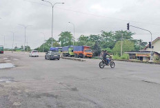 Kendaraan Ramai Lancar Lintasi Exit Tol Celikah