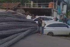 Truk Trailer Bermuatan Besi Terguling di Jalintim Muba, Jalur Palembang–Jambi Sempat Lumpuh Total