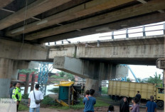 Lepas As Setir, Mobil Truk Terjun Bebas ke Bawah Jembatan Keramasan