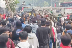 Demo Tunjangan DPR Berlangsung Ricuh, Demontrans Dihalau Water Canon dan Gas Air Mata