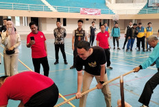 Semarak HUT RI ke-80: Bupati OKI Pimpin Tim Juara Tarik Tambang