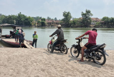 Belum Pernah Punya Jembatan, Warga Desa Karang Negara Masih Andalkan Perahu untuk Transportasi