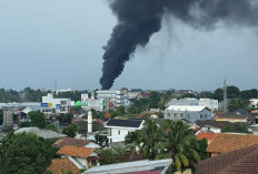 Gudang Rongsokan Terbakar di Palembang, Kepulan Asap Hitam Hebohkan Warga