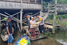 Air Sungai Meluap, Polisi Salurkan Bantuan Beras 20 KK