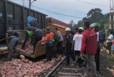 Tak Kuat Nanjak, Truk Muatan Batu Bata Dihantam Kereta Babaranjang di Muara Enim