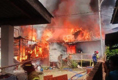 Korsleting Listrik Hanguskan 4 Rumah Semi Permanen di Lorong Bersama Silaberanti