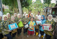 Ibu-Ibu Berikan Bantuan Sembako kepada Korban Banjir di Kabupaten Muba