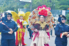 Berani Tampil Beda, Warga Binaan LPP Palembang Kenakan Kostum Daur Ulang di Acara Palembang Fashion Carnaval 2
