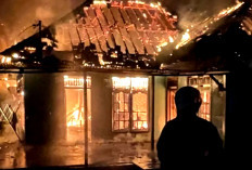 Diduga Korslet, Kerugian Ratusan Juta, Rumah Warga di Bayung Lencir Ludes Terbakar