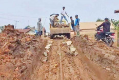 Timbun Tanah Merah dengan Pecahan Batu