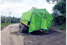 Ruas Jalinteng kian Parah, Kendaraan Kerap Terperosok