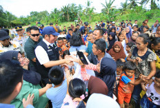 Disambut Warga OKU, Gubernur Deru Resmikan Jembatan Air Serami Sekalian Serahkan Bantuan Beras