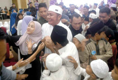 Berbagi Kebahagiaan Bersama 1.100 Anak Yatim, Gubernur Sumsel Ikut Beri Santunan dan Ajak Bershalawat