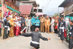 Serap Aspirasi, Edison- Sumarni Ngantor di Desa, Sumbang 1 Ekor Kerbau dan Serahkan Mobil Operasional Desa