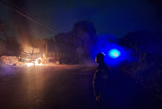 Truk Batubara Dibakar Massa Usai Serempet Mobil dan Kabur di Muara Enim