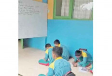 Perbaikan Atap Sekolah Roboh Masuk APBD-P 2025, Siswa SMPN 7 Muba Terpaksa Belajar di Teras 