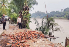 Rumah-Garasi Amblas ke Sungai Lematang