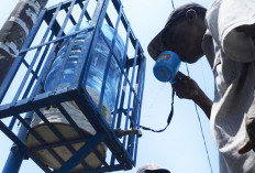 Pengemudi Becak Manfaatkan Air Minum Gratis di Jalan Jenderal Sudirman Saat Cuaca Terik