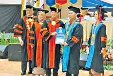 Kisah Inspiratif Hendi Romadoni Anak Petani Rantau Bayur Wisudawan Terbaik Program Magister S-2 STIHPADA
