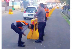 Pasang Pembatas Jalan, Larang Parkir Liar, Di Sepanjang Jl Merdeka