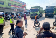 Jengah Truk ODOL Melintas Malam Hari di Jalan Cor Batukuning, Warga Portal Akses Jalan Selama 19 Jam Lebih