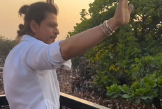Tampil Menawan, Shah Rukh Khan Sapa Ribuan Penggemar di Momen Lebaran