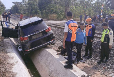 Petaka Perlintasan Tanpa Palang Pintu, Mobil Ditabrak Babaranjang 4 Penumpang Selamat
