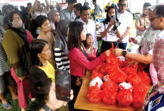 Warga AAL Rela Antre Untuk Dapatkan Belanja Pangan Murah 