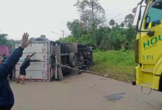 Supir Kehilangan Kendali, Truk Sayur Terbalik Tutupi Jalur Palembang-Jambi