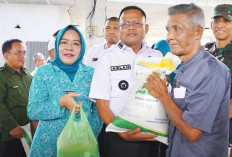 BANTUAN CPP, Warga Karang Jaya Terima Beras dan Minyak Goreng