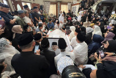 Jenazah Tiba Disambut Isak Tangis Keluarga dan Pelayat 