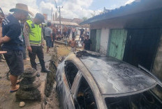 Mobil Pemudik Terjun ke Parit lalu Terbakar di Cempaka OKU Timur, Diduga Sopir Mengantuk