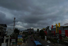 Mendung Dominasi Palembang, Potensi Hujan di Sore Hari