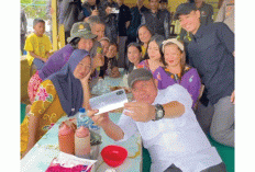 Lagi Makan Bakso, Gubernur ‘Dikeroyok’ Pasukan Daster, saat Tinjau Infrastruktur Jalan di Kabupaten OKI