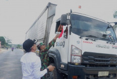 KEREN! Bagi 500 Bendera Merah Putih di Tungkal Jaya Muba, Sambut HUT ke-79 Kemerdekaan RI