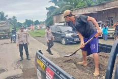 Rawan Kecelakaan, Polres Mura-Warga Gotong Royong Perbaiki Jalan Rusak