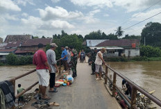Diterjang Sampah dan Kayu Saat Air Pasang, Jembatan di Teluk Gelam Nyaris Roboh 