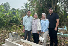 Ratu Dewa Ziarah ke Makam Keluarga Sebelum Mendaftar di KPU Palembang