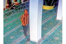  Terekam Kamera CCTV Celingak-Celingkuk dalam Masjid, Curi Tas Jemaah Ditinggal Ambil Wudhu